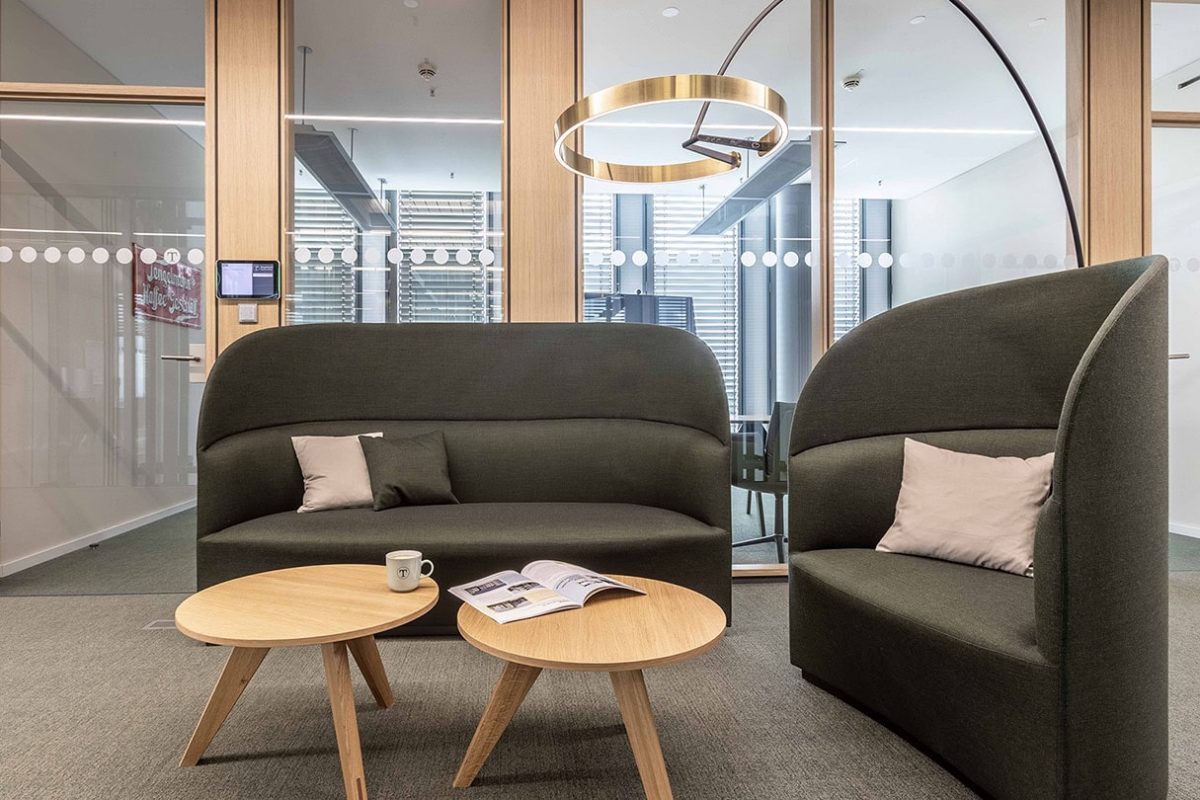 Innenarchitektur München - Bürogestaltung von Innenarchitektur Federleicht aus München, Lounge in Flur, alles auch in grün gehalten für entspannten, produktiven Austausch zwischen Kolleg*innen