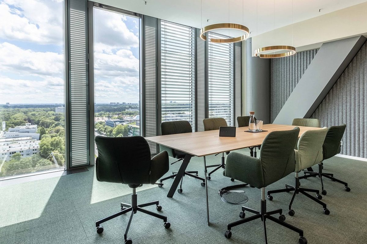 Innenarchitektur München - Bürogestaltung von Innenarchitektur Federleicht aus München, kleinerer Meetingraum mit 8 Plätzen, geschwungene graue Filzlamellen als Akustiklösung über die gesamte Wand