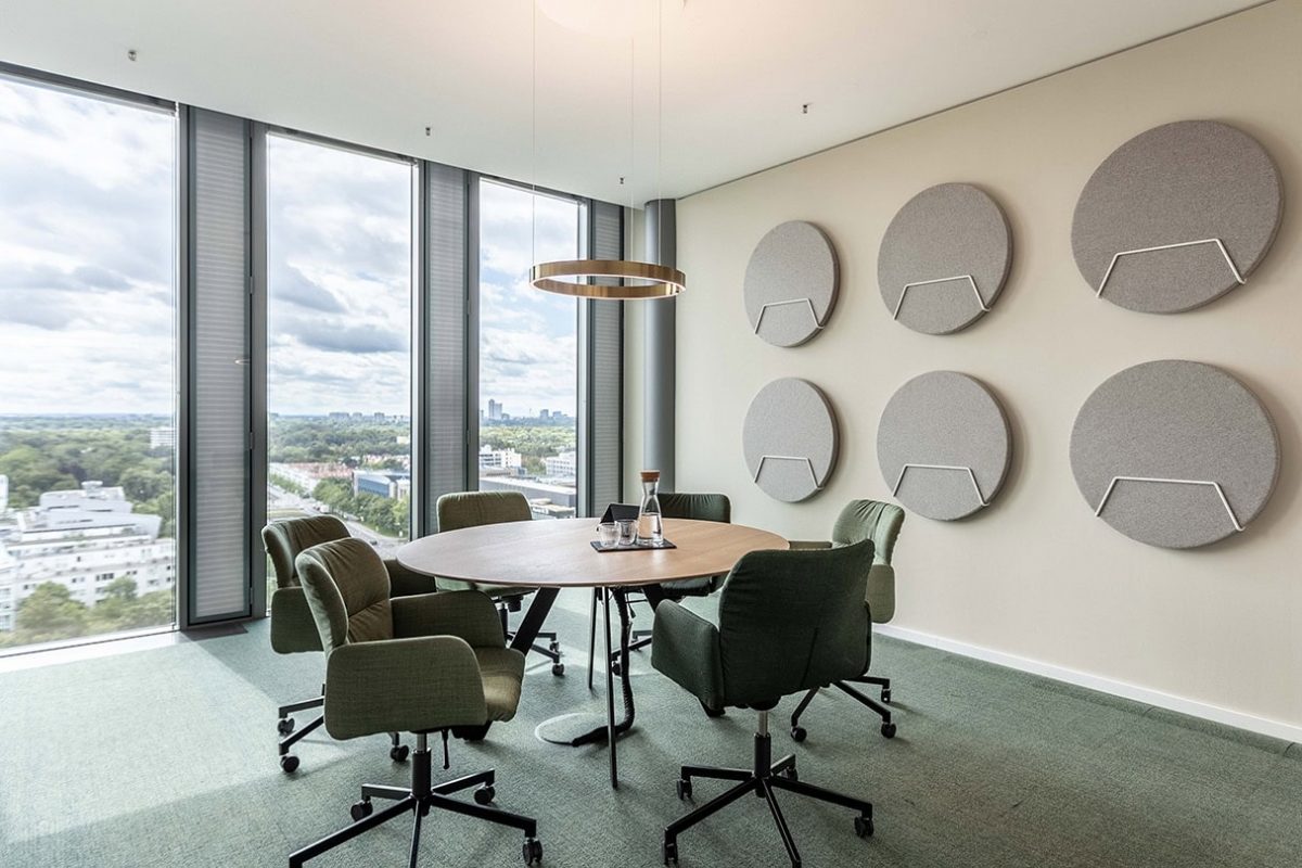 Innenarchitektur München - Bürogestaltung von Innenarchitektur Federleicht aus München, kleinerer Meetingraum mit 6 Plätzen, runde Filz Akustiklösungen als Deko an den Wänden