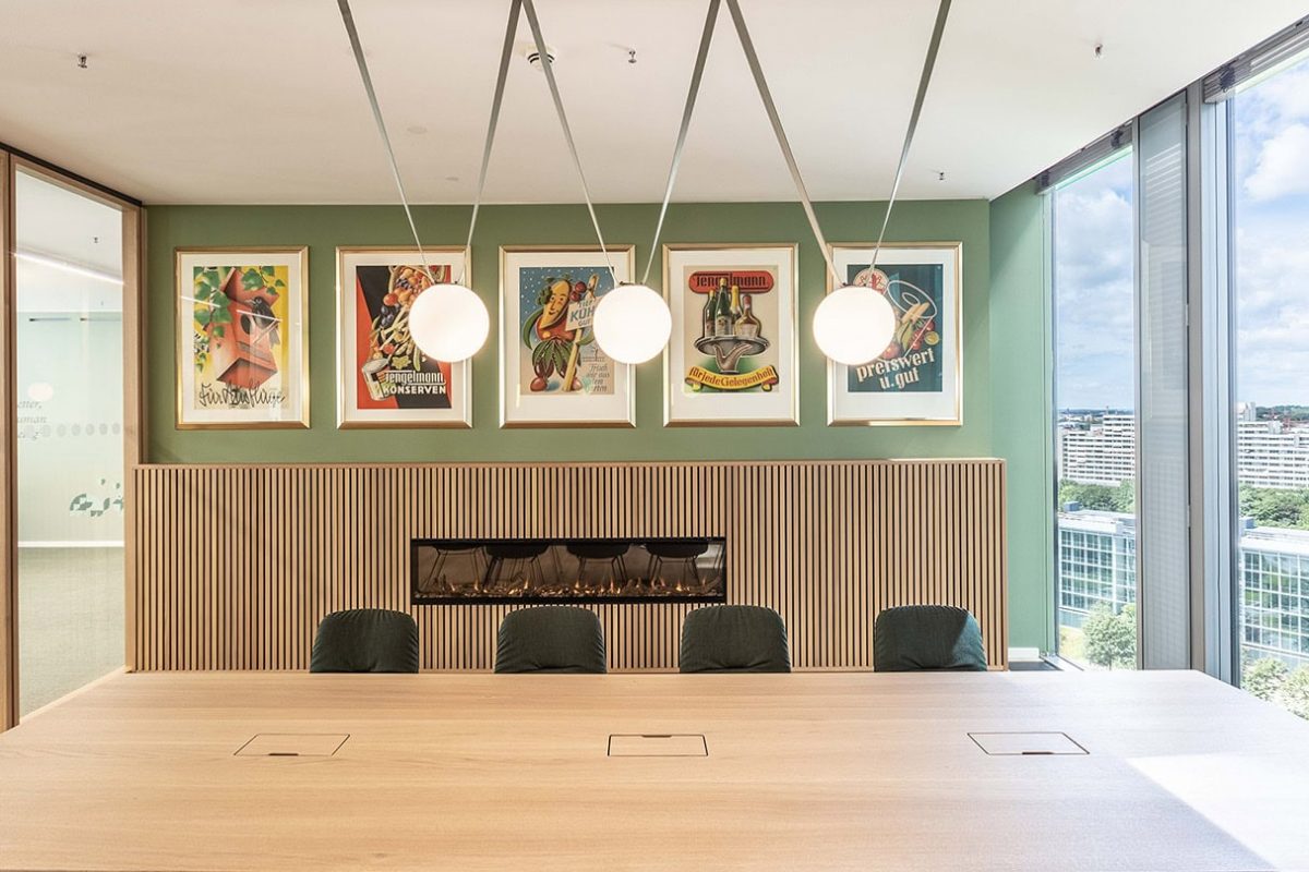 Innenarchitektur München - Bürogestaltung von Innenarchitektur Federleicht aus München, Meetingraum mit coolen, modernen Bildern an der Wand