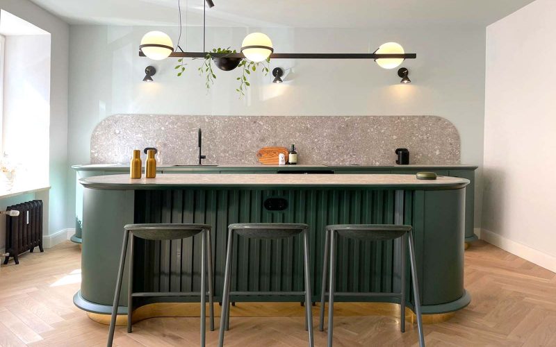 Innenarchitektur München - Grüne Küche mit eleganter Bar als eigenes Möbelstück