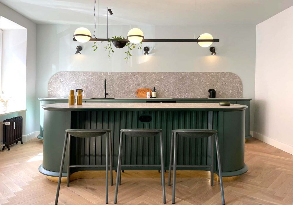 Innenarchitektur München - Grüne Küche mit eleganter Bar als eigenes Möbelstück