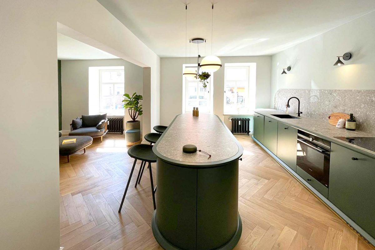 Innenarchitektur München - Seitliche Ansicht der Küche und Bar mit Blick ins Wohnzimmer