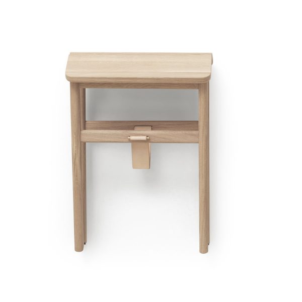 Der Angle Foldable Stool von Form & Refine in Eiche weiß geölt, "aufgeräumt" an der Wand