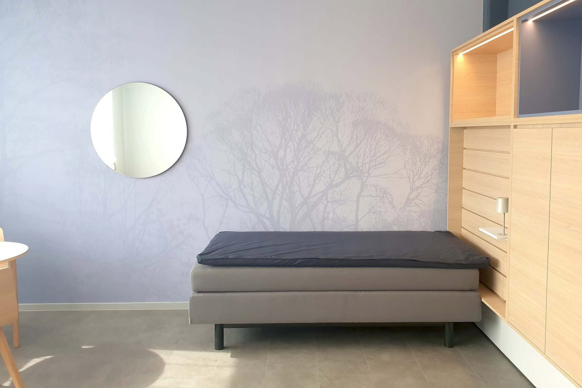 Innenarchitektur München - Ladenbau, Boxspringbett in Behandlungszimmer in der Filiale von ResMed GmbH & Co. KG in Kempten