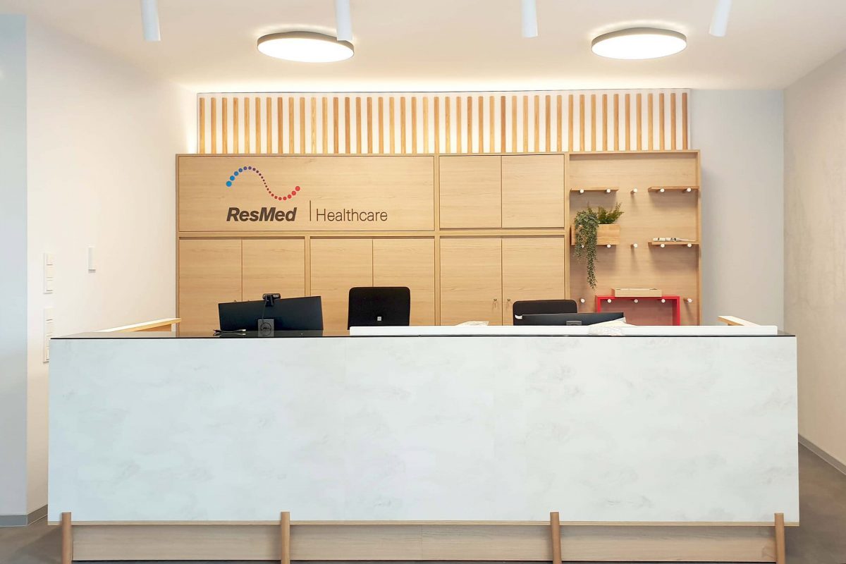Innenarchitektur München - Ladenbau, Empfangstresen bei ResMed GmbH & Co. KG Filiale in Kempten, Bayern